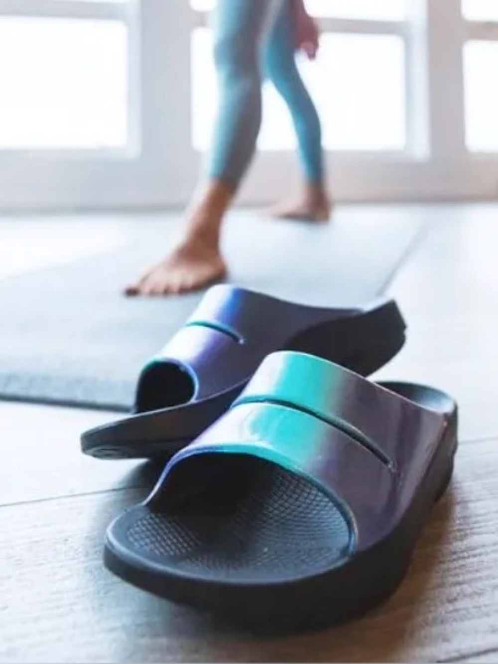Oofos OOahh Luxe Iridescent Recovery Slide Sandals M6/W8 EU 39